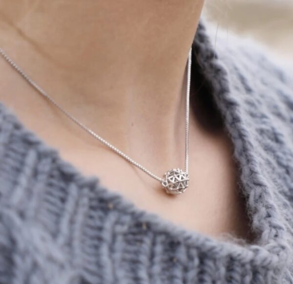 Aromatherapy-LUXE-Mini-Diffuser-Necklace-silver