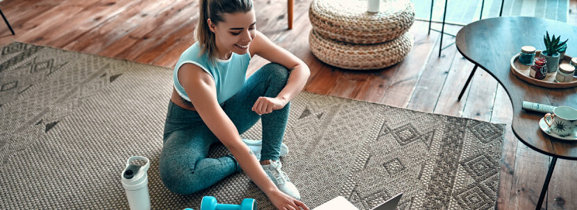 A,Sporty,Woman,In,Sportswear,Is,Sitting,On,The,Floor