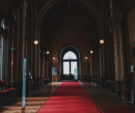 The Ultimate Guide to Hiring Red Carpet for Special Occasions-darling-magazine-uk (Abdel-rahman image)