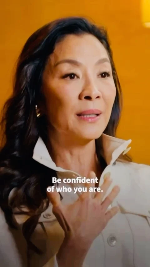 Inspirational words from @michelleyeoh_official 

“Don’t let anyone tell you you are past your prime! Be confident of who you are - do what you love! Love yourself!” 🩵

Here’s to a brand new week! 🫶

📹 @michelleyeoh_official 

#mondaymotivation #monday #newweek #beconfident #belove #loveyourself #darlingmagazineuk #inspirationalquotes